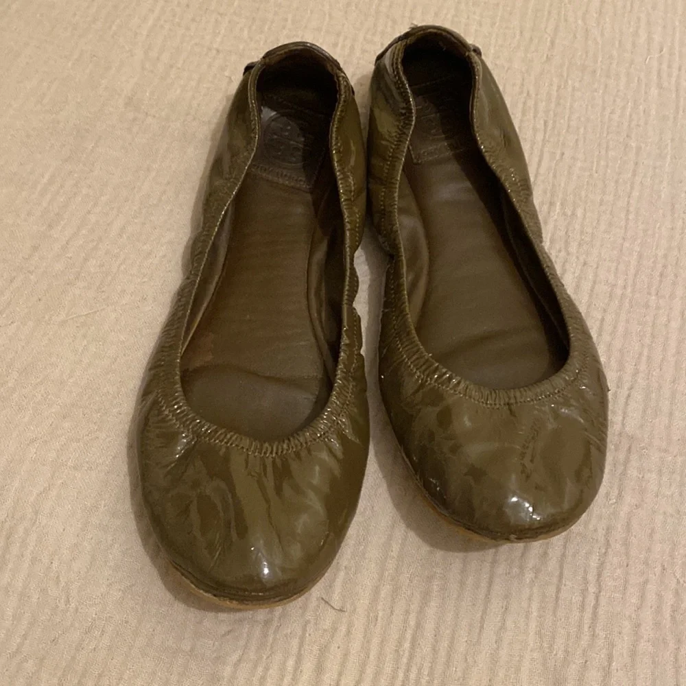 Tory Burch Olive Green Patent Leather Scrunch Ballet Flats Size 10M